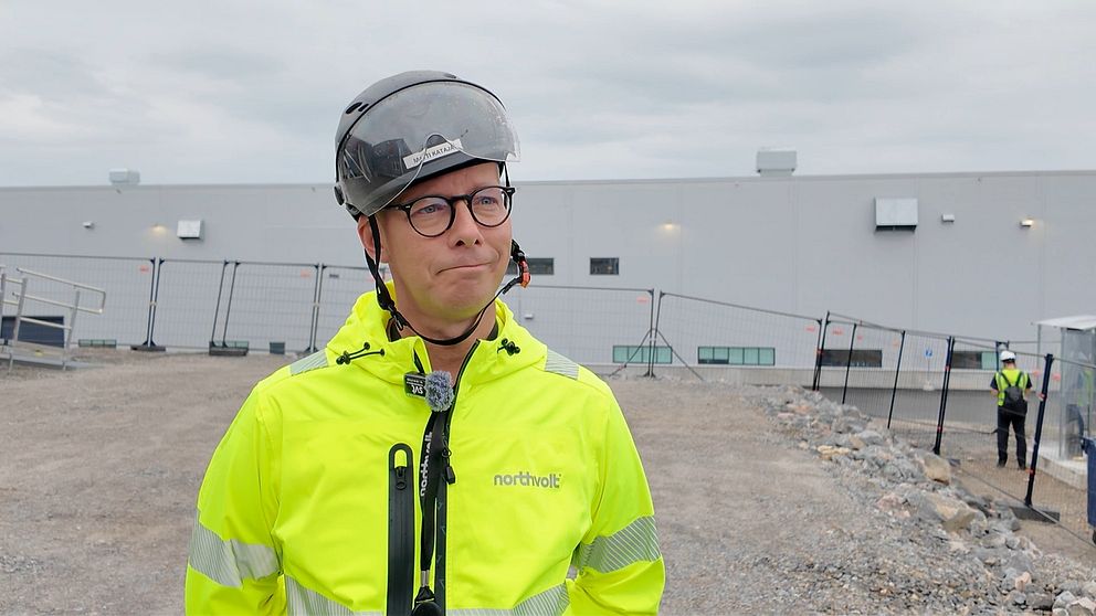 Northvolts kommunikationschef Matti Kataja står utanför fabriken.