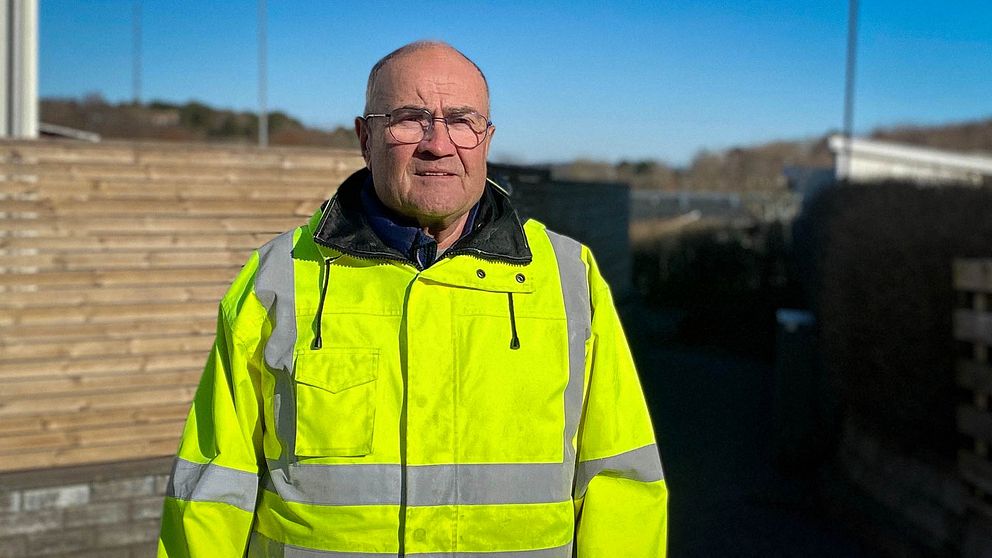 Gunnar Andreasson, en äldre man i varseljacka står ute i solen.