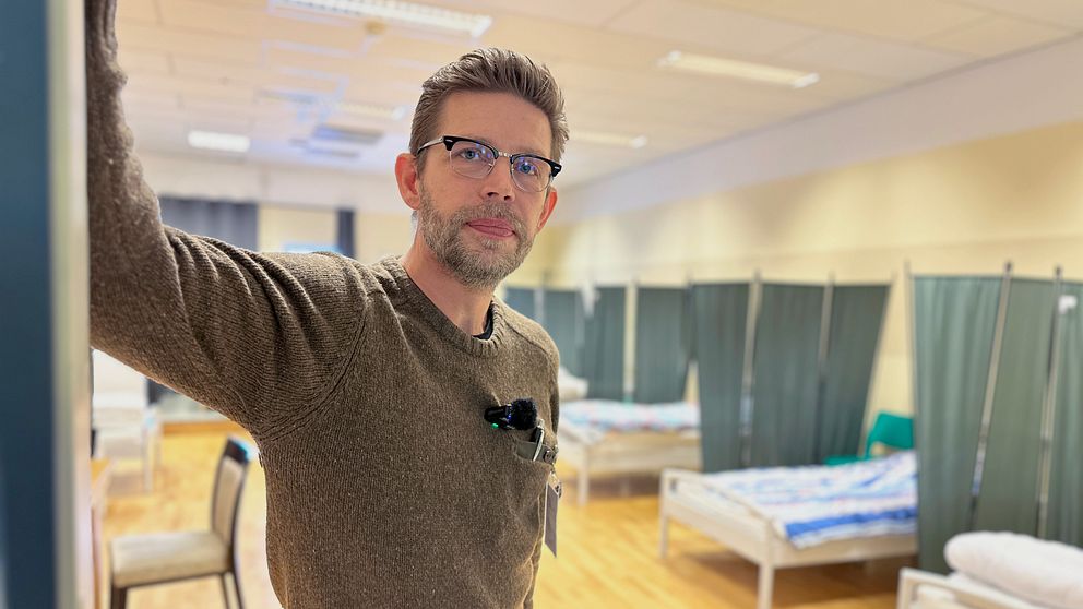 Henrik Källberg, verksamhetschef för Umeå stadsmission, visar den tillfälliga sovsalen på Marieberg