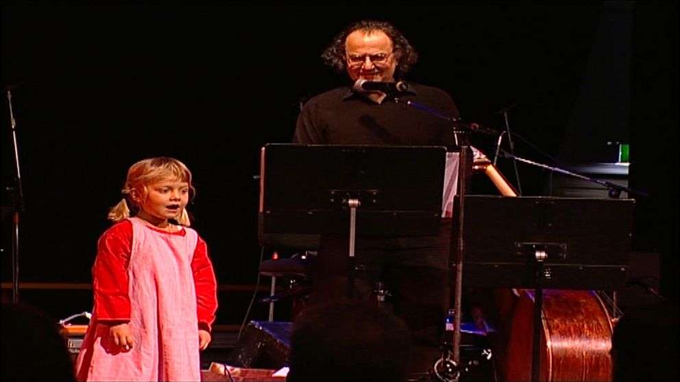 barn på scenen tillsammans med Georg Riedel