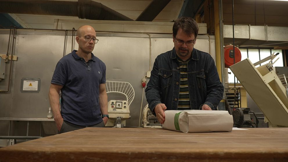 Matentrepenören Andreas Gisselfeldt tillsammans med SVTs reporter Kimmo Tetri