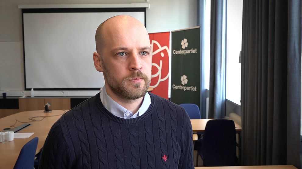 Anton Hammar, man i kort skägg, står i lokal vid Ragunda kommunhus.