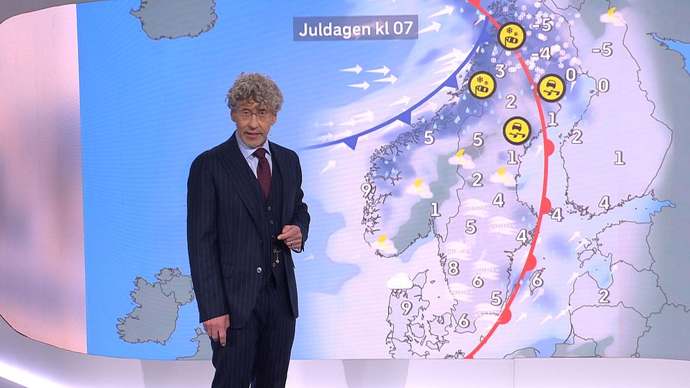 Väderprognos för juldagen, med en meteorolog som presenterar temperaturen och väderförhållandena över Sverige och delar av Norden. Vädret visas med symboler för sol, moln och snö, samt en temperaturskala.