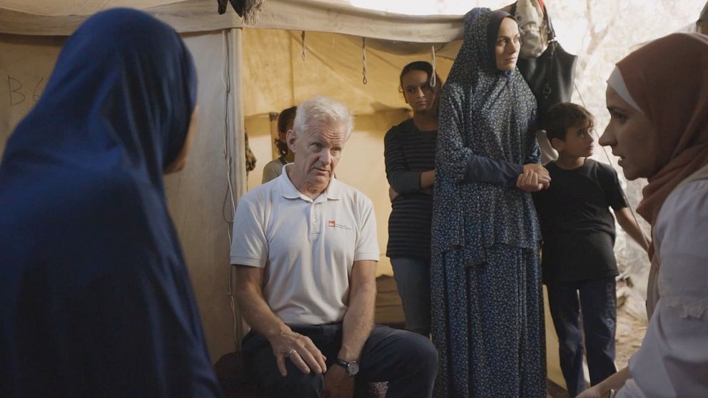 Jan Egeland talar med kvinnor i ett flyktingläger i Deir Al Balah, Gaza.