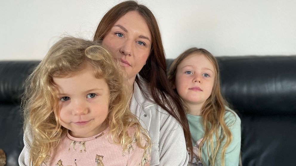 Linda Karlsson sitter hemma hos sina föräldrar med sina två döttrar Celine och Elise.