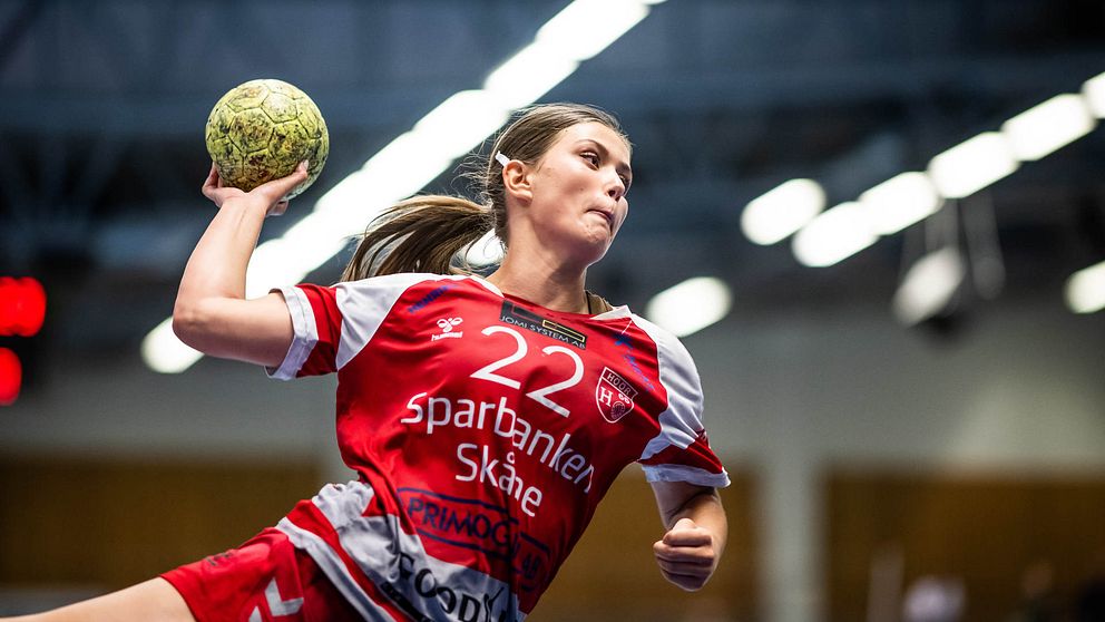 Emma Nuhanovic, handbollsspelare i H65 Höör, går på avslut.