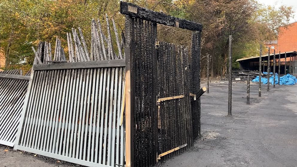 Rester av en brandskadad dörr i Perstorp.