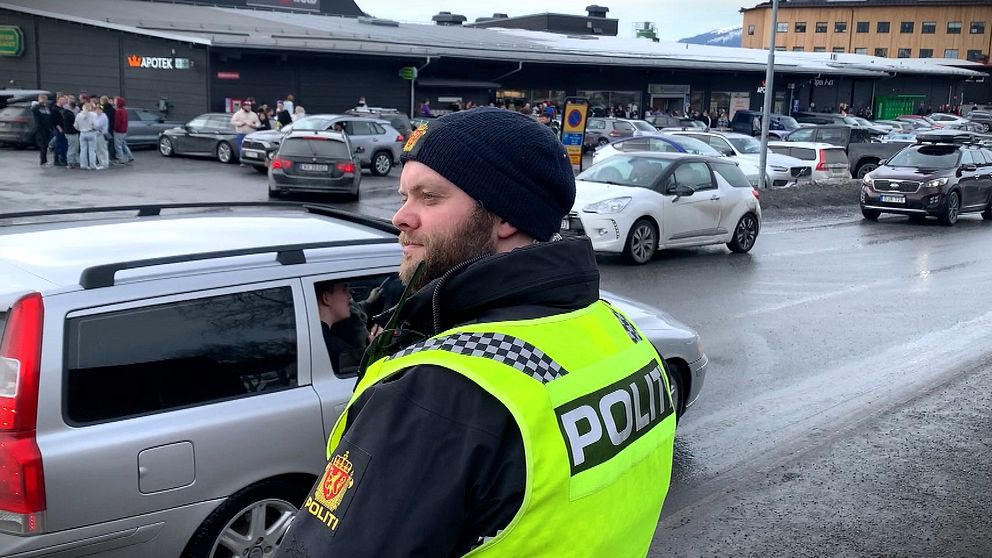 Norsk polis hjälper sina svenska kollegor att hålla ordningen, på plats i Åre
