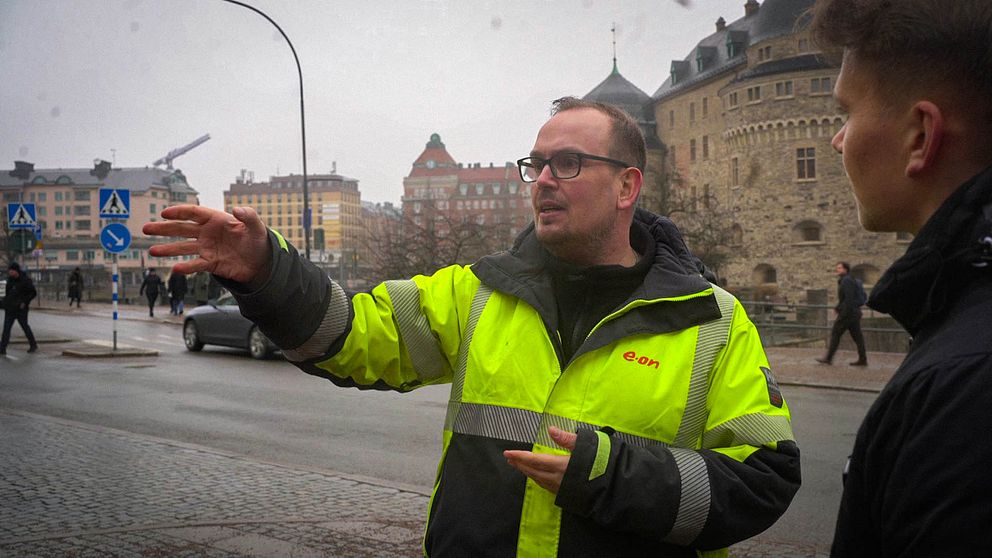 Man från Eon pekar ut över Fisktorget i Örebro.