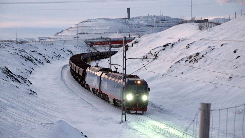 Ett malmtåg kör på Malmbanan.