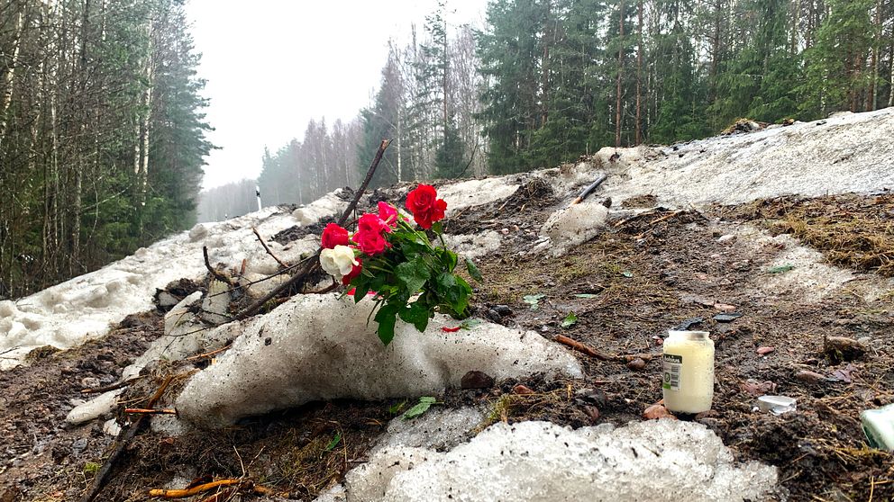 Rosor som har lagts på en olycksplats vid vägkanten.