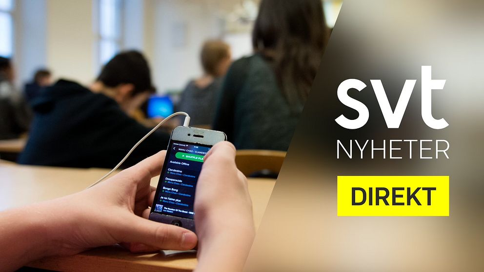Delad bild. Till vänster: elev med smartphone. Till höger: SVT Nyheter Direkt-logotyp.