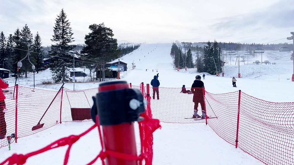 Skidåkare står i Gustavbacken i Lindvallen
