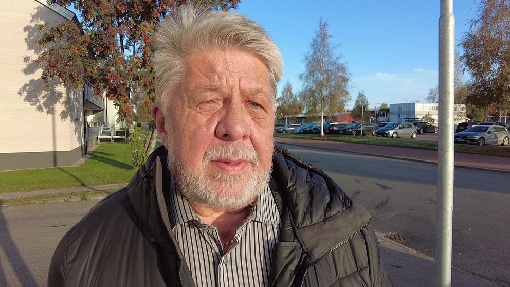 En äldre man, Kjell Jansson (S) ordförande i räddningsnämnden står utomhus i Malung-Sälen.