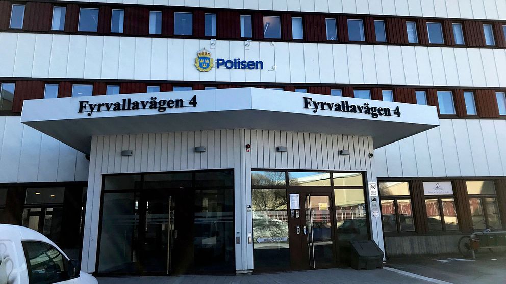 Entrén till polishuset vid Fyrvallavägen 4, med polisens logotyp ovanför ingången.