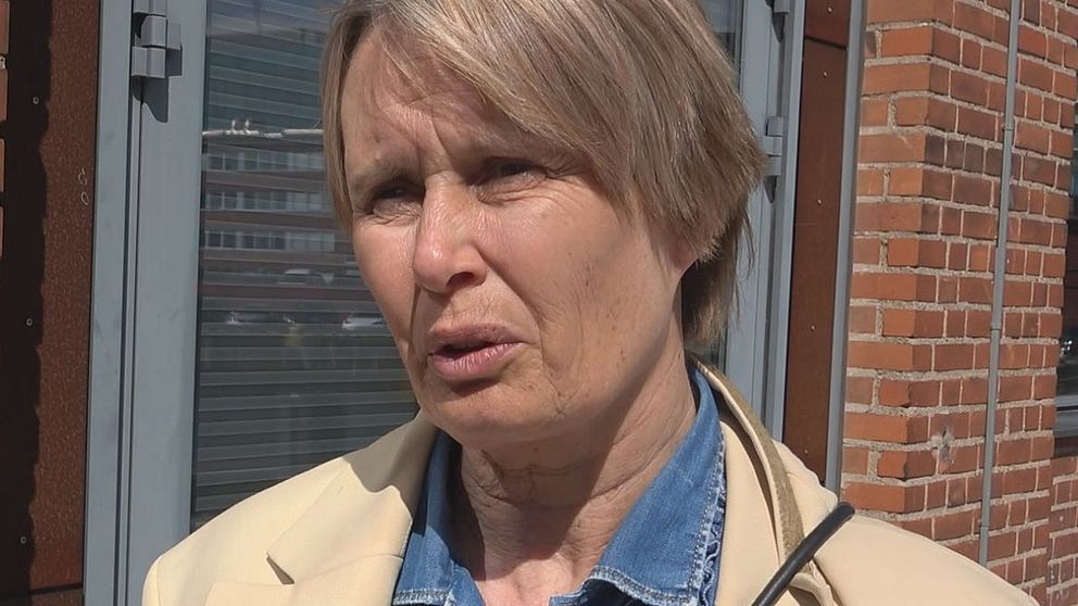 Delad bild. Till vänster: person i mönstrad skjorta inomhus. Till höger: person utomhus vid tegelvägg.