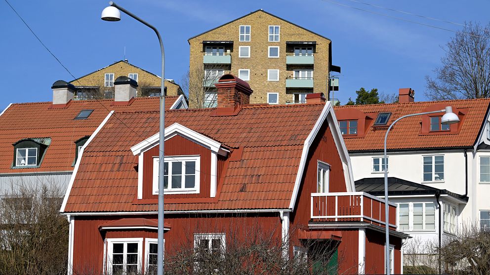 bostadspriserna forsatte att öka i maj. bild på en röd villa och ett lägenhetshus i tegel i bakgrunden.