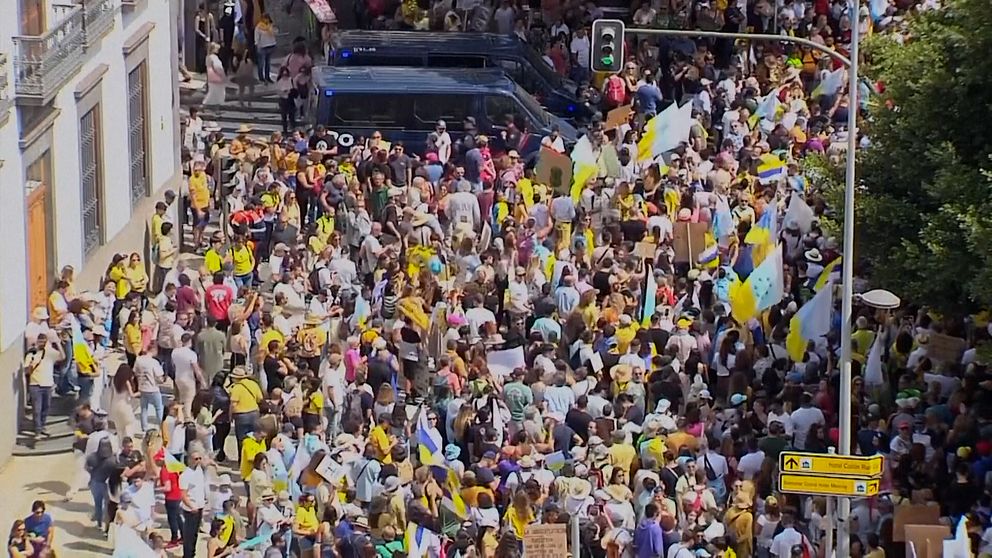 Lokalinvånare på Kanarieöarna protesterar mot massturismen.