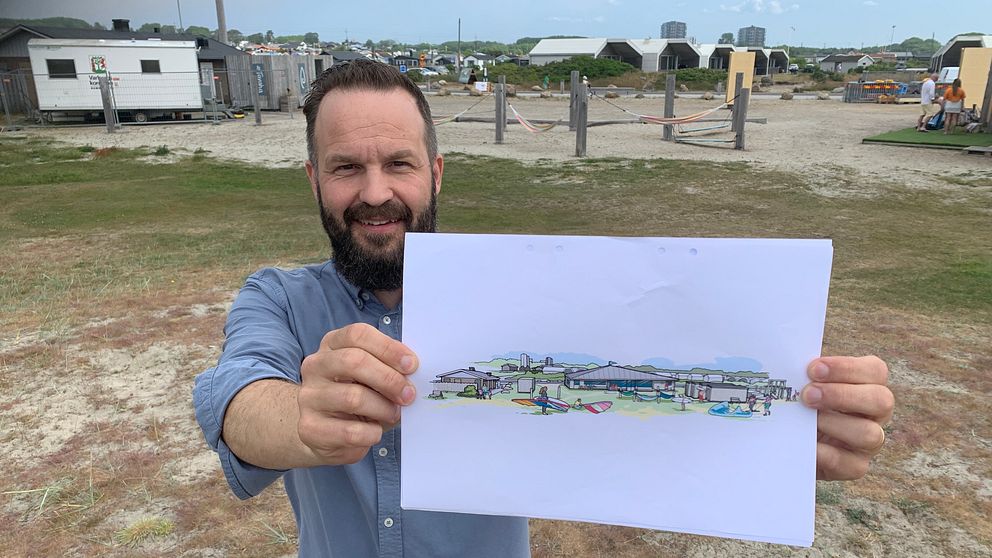 Kristján Fannar, projektledare på Varbergs förenade surfare, håller upp en skiss över hur stormhuset ska se ut.