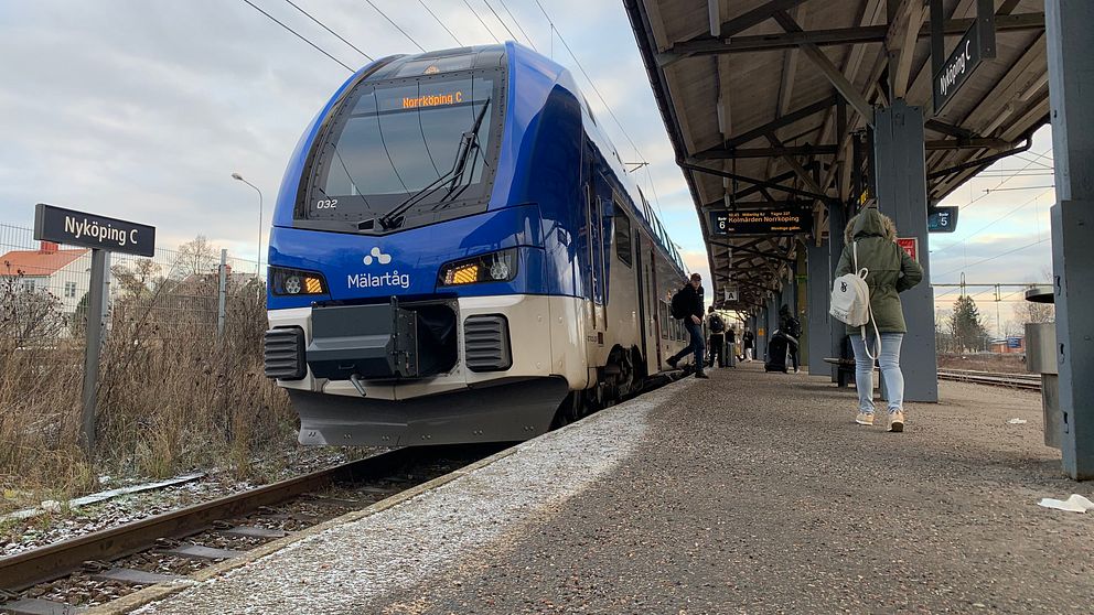 Ett tåg från Mälartåg står inne på stationen i Nyköping.