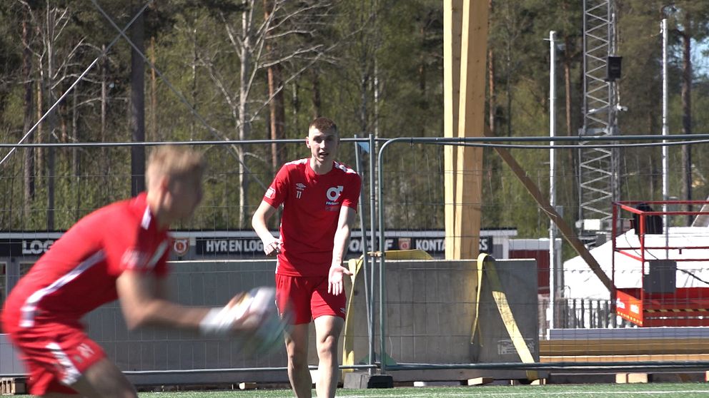 Adi Fisic kallar efter bollen på Stora valla i degerfors