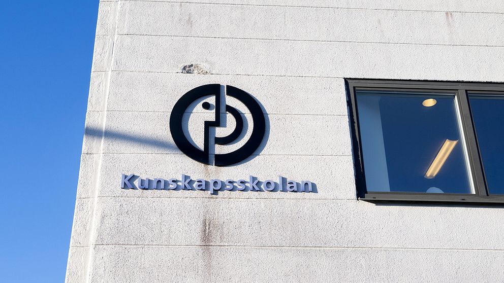 Kunskapsskolans logotyp på en väggfasad.