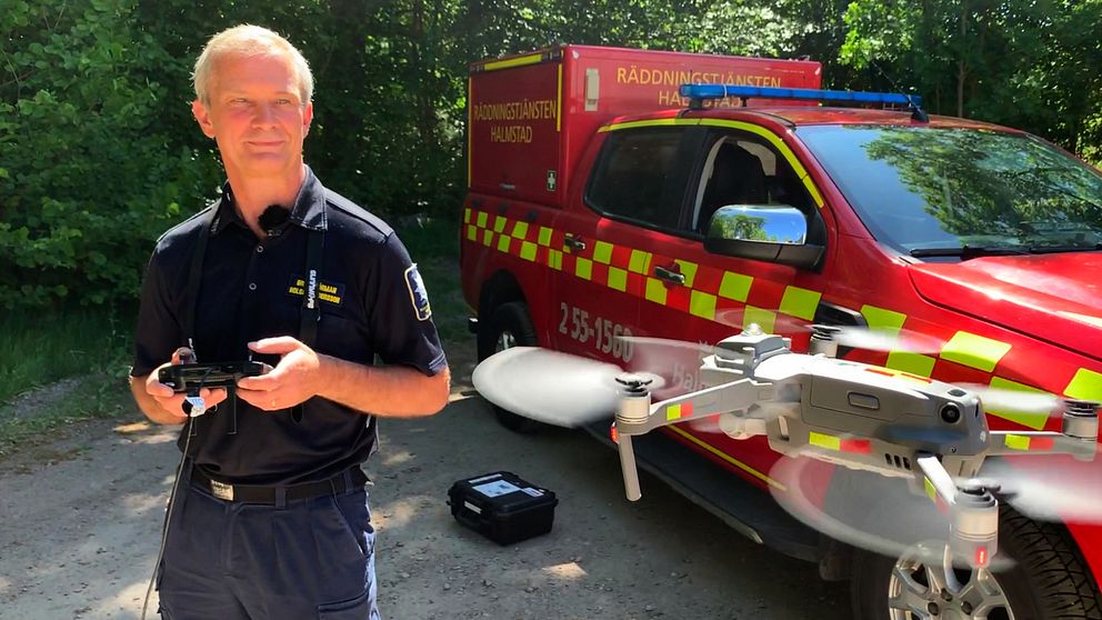 En drönare flyger framför en brandman