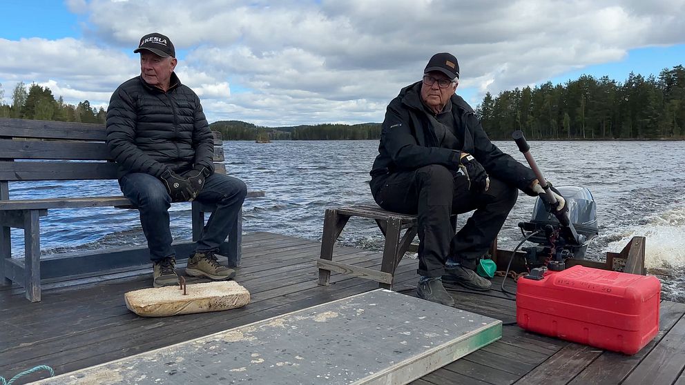 Arne Bergström och Lars Engström på sin flotte i sjön Rinnen