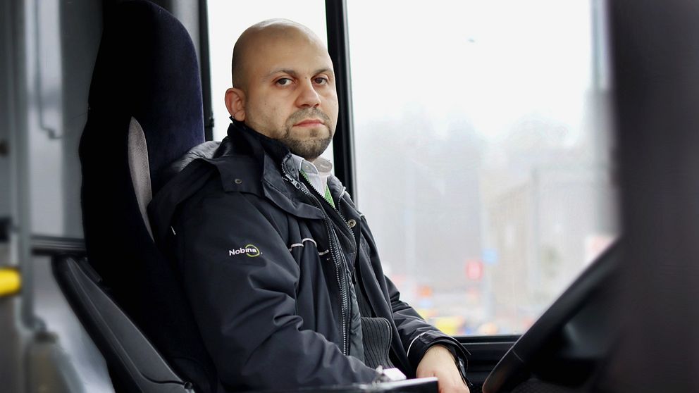Bild på busschauffören Ahmed Nori som flaggar för arbetsmiljöproblem
