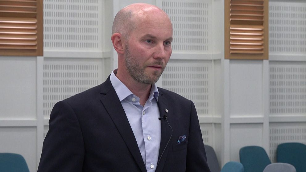 Claes Nordmark (S), kommunalråd i Boden syns intervjuas, tomma stolar syns runtom.
