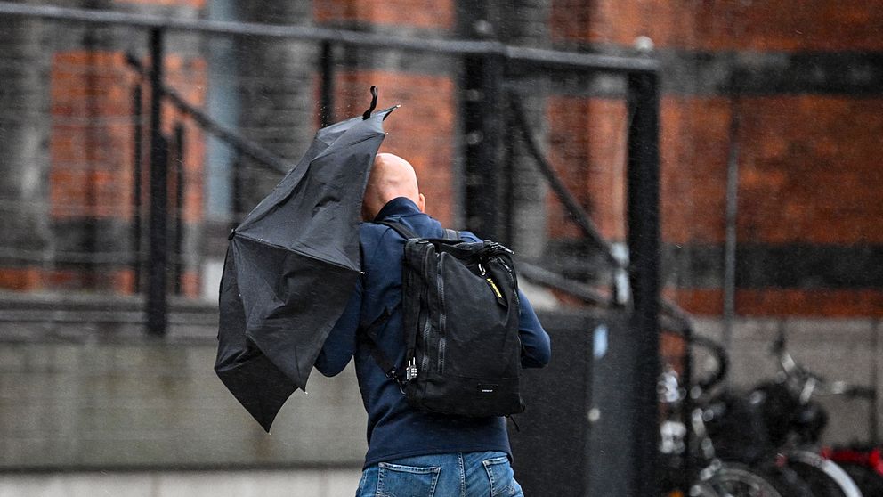 En man som håller ett paraply.