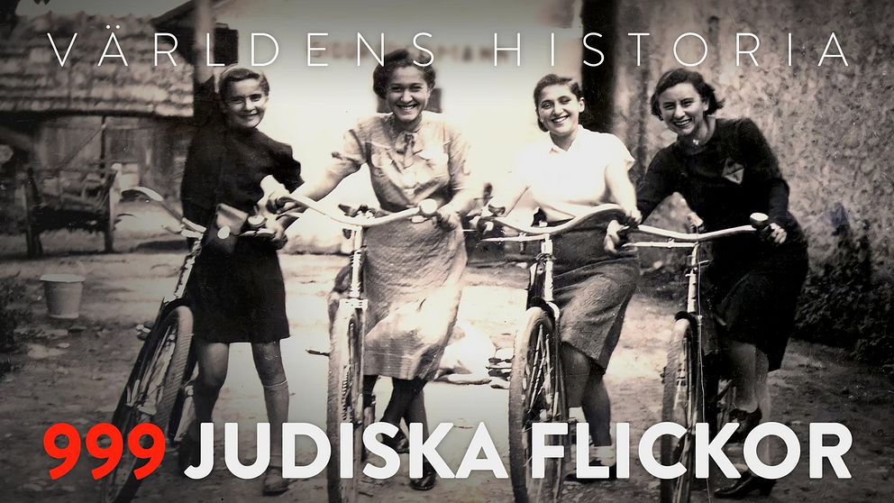 Fyra personer i klänningar står bredvid varandra med cyklar, placerade i en äldre miljö. Texten ”Världens Historia” och ”999 Judiska Flickor” är överlagrad ovanpå bilden.
