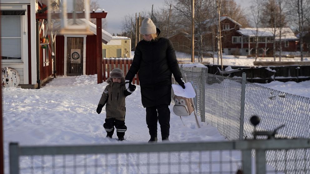 Förälder och barn utanför förskola