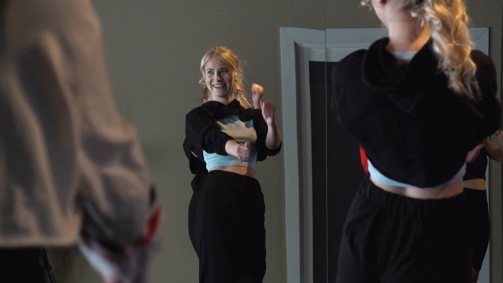 Simone Kostenius dansar framför spegel med andra.