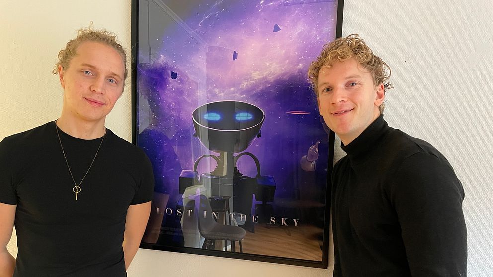 Kevin Gullberg och Simon Öster från Kojan film vid en affisch för filmen.