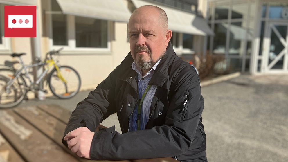 Kronoinspektören Mattias Lindgren sitter framåtlutad på en bänk utanför Kronofogdens lokaler i Umeå