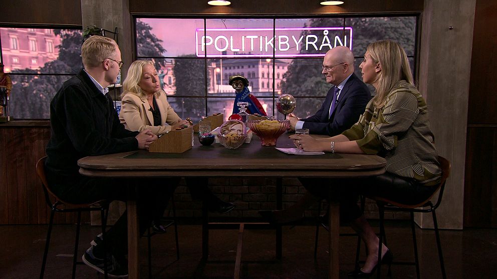 Fyra personer diskuterar Centerledarens avgång i tv-studion Politikbyrån.