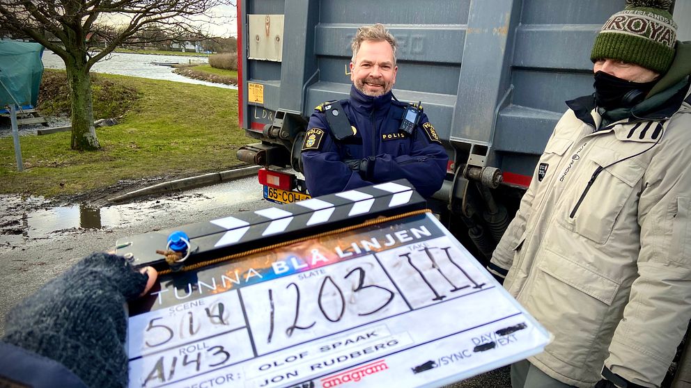 Filmklappa med texten Tunna blå linjen. Skådespelaren Jesse i bakgrunden.
