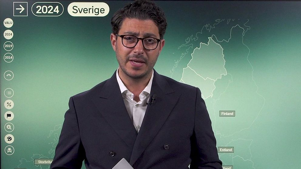 SVT:s reporter fouad Youcefi framför en grön skärm