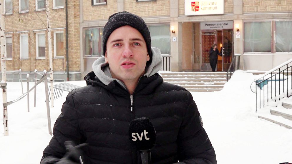 SVT:s reporter Filip Hannu står utanför stadshuset i Gällivare.