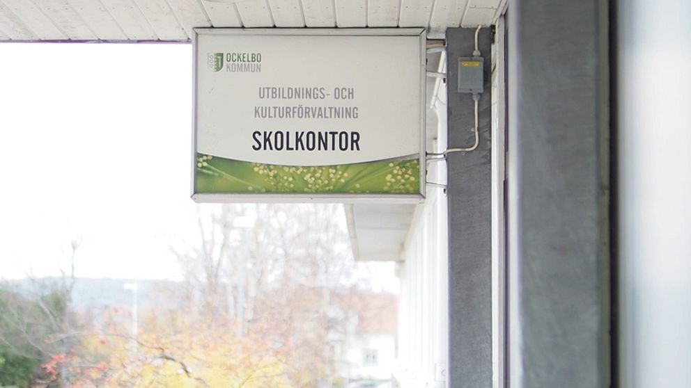 Bild på skylt som sitter på en fasad där det står ”skolkontor”