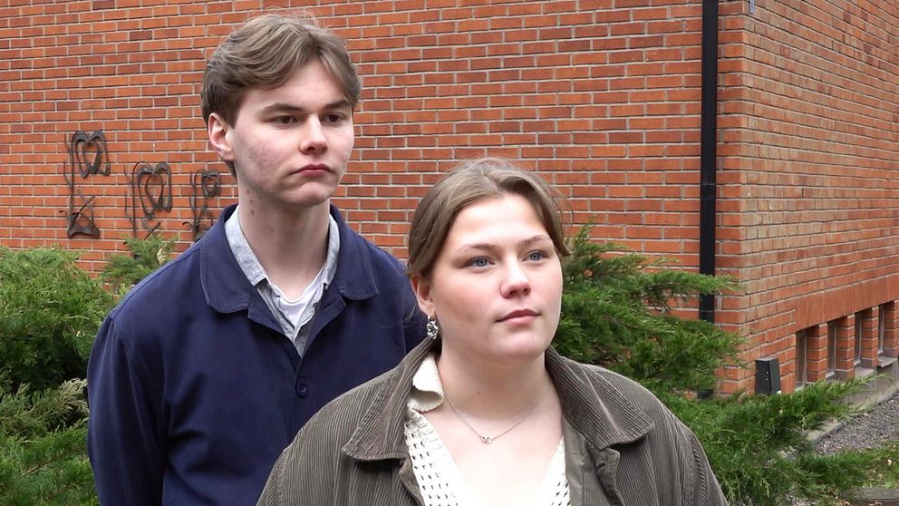 En lång kille med blå jacka står bakom en kortare tjej med grön jacka. Både är studerande på Wik folkhögskola.