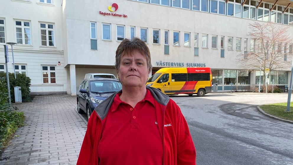 Larita Wagner, ordförande Kommunal Kalmar Län framför Västerviks sjukhus.