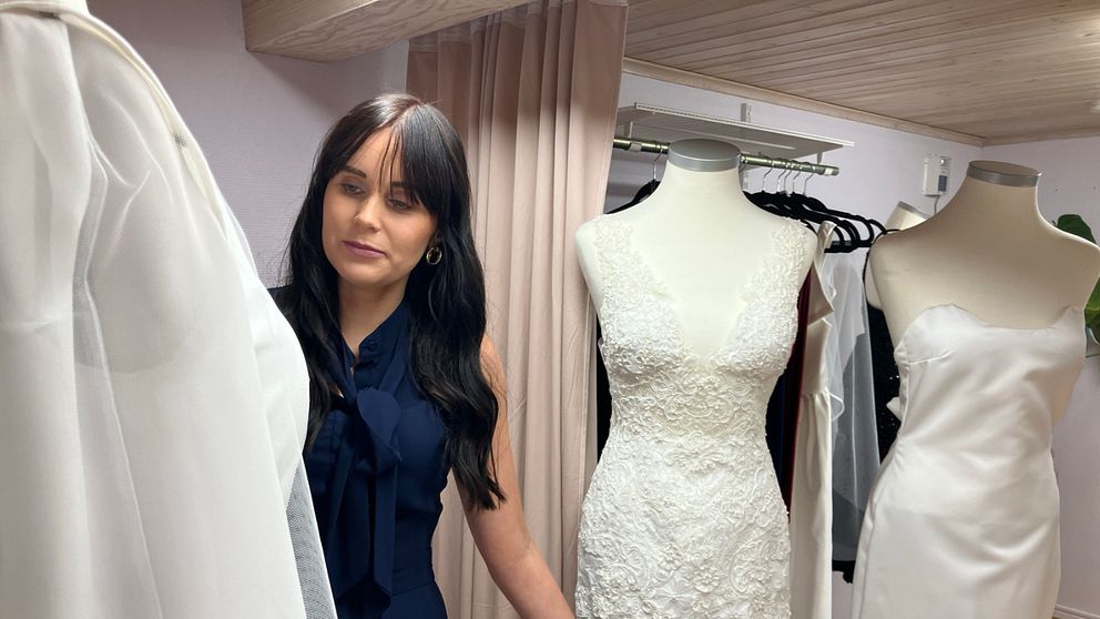 en bild på tre bröllopsklänningar och på designern Jennifer Svensson
