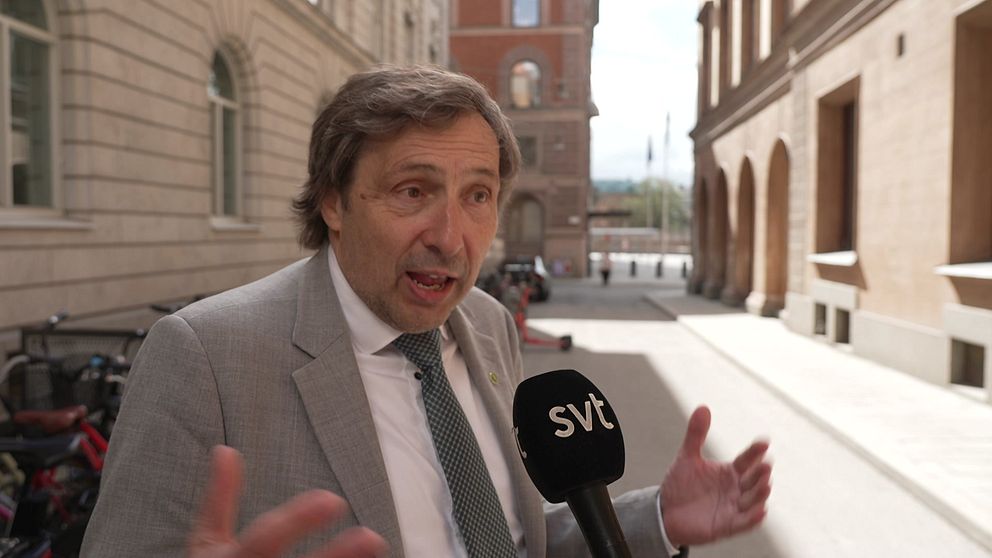 Riksdagspolitikern Jan Riise  står på gatan