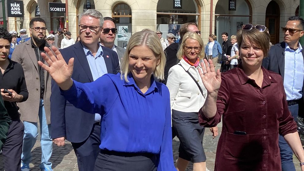 Magdalena Andersson och Katrin Stjernfeldt Jammeh och promenerar tillsammans i Förstamajtåget under soligt väder.