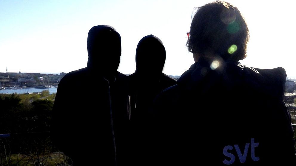 Tre personer i siluett mot ljus himmel. Två före detta anställda på Nofatel i Karlskrona och en reporter från SVT.