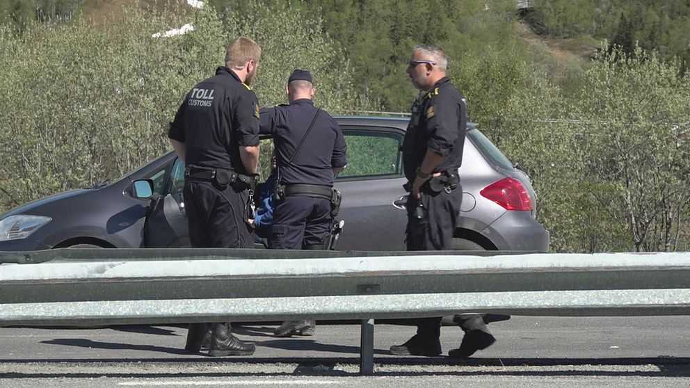 Svensk polis och norsk tull hjälps åt att kontrollera fordon som passerar gränsen.
