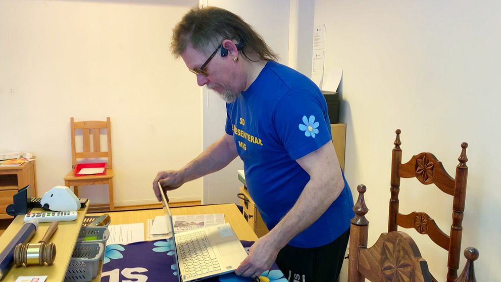 Kirunapolitikern Mats Fredlund stänger igen en laptop.