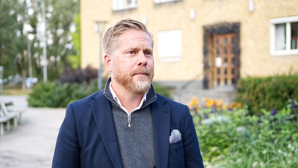 Andreas Brorsson (S), kommunstyrelsens ordförande, står utanför stadshuset i Kumla.